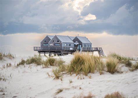 圣彼得-奥尔丁以其独特的桩基建筑闻名于海滨度假胜地,这些高耸的木质建筑不仅承载丰富的历史故事,更成为游客感受北海自然风光与文化的绝佳场所。了解这一独特建筑形式的发展历程、功能与文化内涵,助你深入体验德国北海沿岸独特的滨海生活方式。
