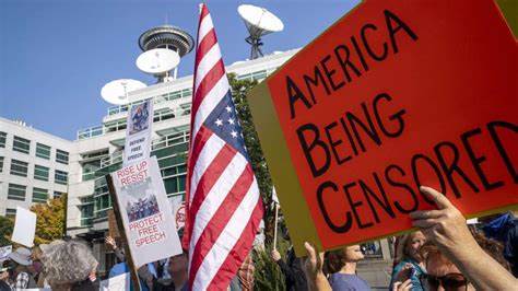 探讨现代言论自由文化的内在矛盾及其对真正言论自由的威胁,揭示社交规范与政府审查之间的复杂关系,解析权力与弱势群体在言论权利保护中的不平衡问题。
