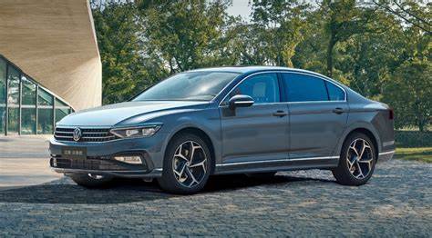 一汽-大众在长春工厂完成首批面向海外市场的大众品牌车型生产并启动出口,标志着中国合资企业迈出全球扩张重要一步,文章从背景、车型说明、影响与挑战、市场策略和未来展望多角度解读该事件的战略意义与产业影响
