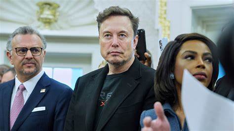 探讨埃隆·马斯克近期对维基百科的抨击及其背后的政治与信息操控动机,分析维基百科运作机制、资金争议、来源可靠性争论与右翼舆论战的策略,以及普通公众和编辑社区如何应对从收购威胁到AI生成内容等一系列挑战。
