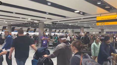 随着欧洲多国机场因Muse系统遭受网络攻击而陷入瘫痪,人们开始关注这一关键软件的作用及其对现代航空运营的深远影响。探讨Muse系统如何工作、为何被广泛依赖,以及此次事件对航空安全和未来技术策略的启示。
