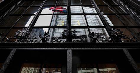 解读纽约联储官员关于市场流动性、量化紧缩和季末资金市场波动的表述,梳理逆回购与常备回购(SRF)工具的功能及其对回购利率、货币市场和市场参与者的潜在影响,为投资者与企业财务决策提供可操作视角
