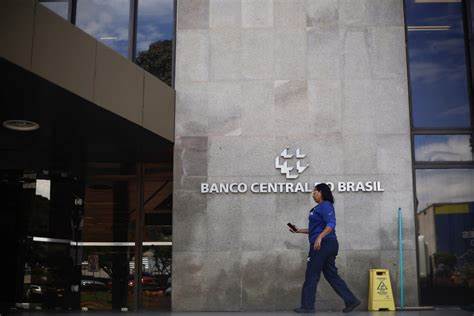 解读巴西8月银行信贷增速放缓的最新数据,剖析紧缩货币政策、利率上升和违约率变化对经济、金融机构和企业家庭的影响,并给出未来走向与风险应对建议。
