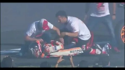 马尔克斯在夺得第三个MotoGP冠军后,因庆祝动作导致肩膀脱臼,引发广泛关注。本文深入分析这一意外事件,探讨其对赛车手职业生涯的影响,并回顾马尔克斯的辉煌成就。
