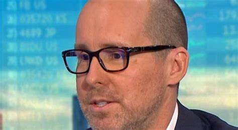 随着金融市场波动加剧,著名投资专家斯皮茨纳格尔发出警告,预测即将迎来自1929年以来最严重的股市崩盘。文章深入分析了他预测的原因及背后的经济逻辑,并为投资者提供了科学且实用的投资组合准备策略,帮助应对潜在的市场剧烈动荡。
