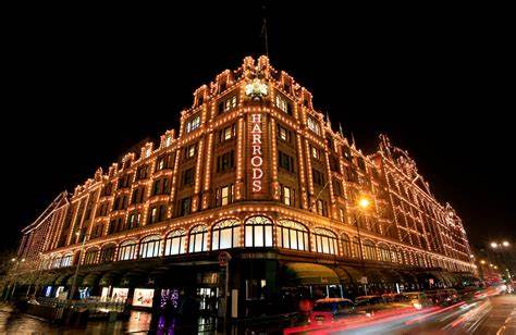 英国知名百货Harrods宣布其IT系统遭入侵并导致客户数据被盗,本文从事件背景、受影响范围、潜在风险、消费者应对措施和企业合规与技术防护角度进行全面分析,帮助读者理解后果并采取有效保护手段
