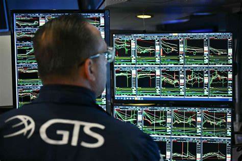 深度解析华尔街知名分析师Tom Lee对以太坊的最新观点,揭示以太坊如何引领区块链金融变革,以及其对传统市场和投资者的深远影响。本文结合宏观经济与区块链技术发展全方位探讨以太坊的未来机遇。
