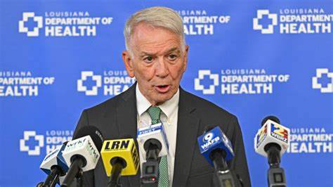 美国疾病控制与预防中心(CDC)近期任命一位公开表达疫苗质疑态度的医生担任副主任,这一决定引发医学界和公众的广泛关注。本文深入分析这一任命的背景、争议点及其对公共卫生政策的潜在影响。
