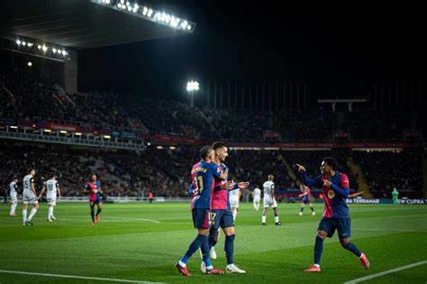 在西甲第21轮比赛中,汉斯·弗里克执教的巴塞罗那展现了强劲的攻击力,以7比1大比分击败瓦伦西亚,彻底打破了之前的低迷状态,这场比赛不仅体现了球队的战术革新与球员状态的回升,更揭示了弗里克对巴萨的深远影响和执教魅力。
