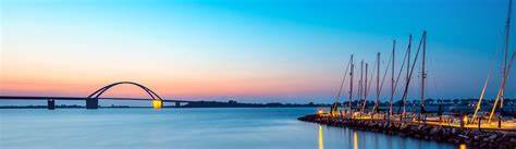 费马恩岛,这个位于波罗的海中的美丽岛屿,不仅以其壮观的自然风光和丰富的海滨活动闻名,同时还隐藏着许多鲜为人知的秘密景点和独特体验。爱好冒险和文化探索的游客将会发现,这座岛屿不仅拥有迷人的沙滩与宁静的乡村风光,更蕴藏着许多令人惊喜的隐秘宝藏,等待着旅人们去发掘和体验。透过深入的探访,可以感受到费马恩岛独特的魅力与其丰富的文化底蕴。
