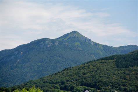 详尽介绍Pointe de la Galoppaz徒步路线与周边信息,涵盖路线走法、难度评估、季节与装备建议、交通与停车指南,以及安全与环保注意事项,帮助你高效准备并尽享博日山区的绝美风光
