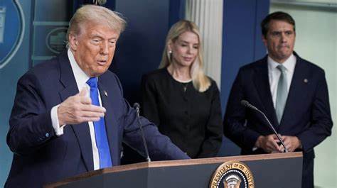 美国总统取消长期存在的de minimis小额免税豁免,意味着低价跨境包裹将面临更严格征税与监管;文章分析对消费者、跨境电商与供应链的直接冲击,评估潜在的109亿美元成本来源,并提供切实可行的短中长期应对策略与建议。
