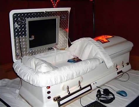 安全棺材作为防止活埋的装置,源自19世纪对早夭和活埋的恐惧,经历了多重设计创新,直至现代技术应用,成为社会文化和医疗发展中的重要符号。本文深入探讨安全棺材的起源、发展、典型设计及其在当代的应用和意义。
