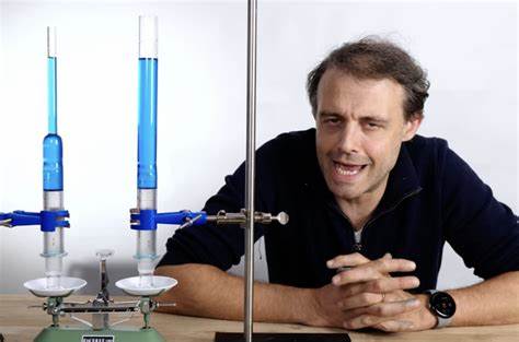 解析静水悖论的物理本质与历史背景,结合Steve Mould的演示与日常实例,帮助读者直观理解流体静力学中压力分布、受力计算与常见误区的来源及工程应用。
