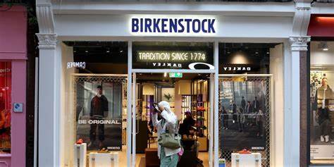 解析Birkenstock近期销量为何超出市场预期,以及公司支持提高利润率的背后逻辑,对品牌、零售渠道、供应链和投资者的长期影响进行深入评估与展望
