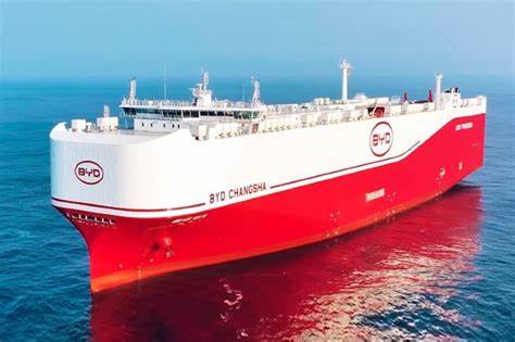 随着全球新能源汽车市场的快速发展,比亚迪选择自主打造运输船队,实现供应链自主可控,不仅解决了国际物流瓶颈,还大幅提升了海外销量和品牌影响力,推动其迈向全球领先地位。本文深入解析比亚迪自建航运舰队背后的战略考量及其对公司全球扩张的积极影响。
