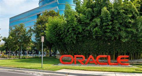 甲骨文与银湖组成投资财团,将控股TikTok美国业务80%的股份,此举标志着中美科技与数据安全合作迈出关键一步,同时影响着美国社交媒体生态和数据监管未来。
