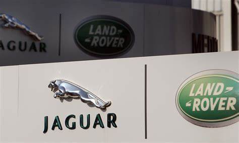 捷豹路虎因网络攻击被迫停产,引发广泛供应链断裂,数千工作岗位面临威胁,英国汽车产业链展现出前所未有的脆弱性,促使行业加快数字安全与供应链韧性建设。
