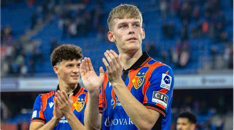 在经历了三年瑞士球会巴塞尔的成长与锤炼后,德国年轻球员安东·卡德即将回归德甲,加盟FC奥格斯堡,成为这支球队未来的重要战略核心。本文深入分析卡德的职业轨迹、转会细节及他对新球队的潜在影响。
