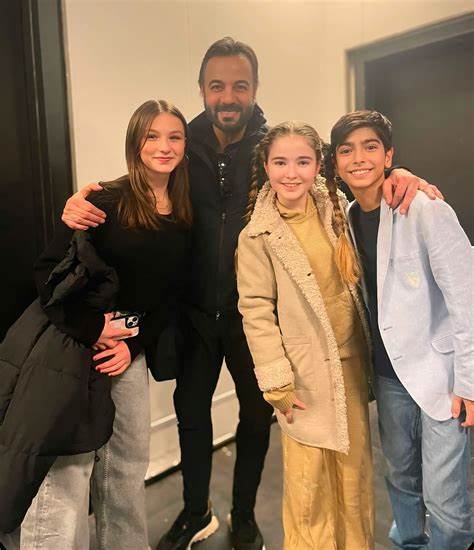 Ebrar Alya Demirbilek作为Instagram上的知名时尚与生活方式影响者,通过其独特的审美和真实的生活分享赢得了大量粉丝的喜爱。了解她如何利用Instagram塑造个人品牌,并为时尚爱好者和生活方式追随者带来启发。
