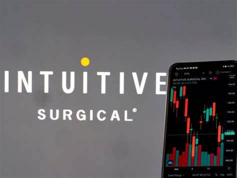 直觉外科作为医疗机器人领域的领军企业,近期股价跌至一年内低点,引发投资者关注。本文深入分析了该公司的业务前景、技术优势以及行业潜力,帮助投资者做出明智的长期投资决策。
