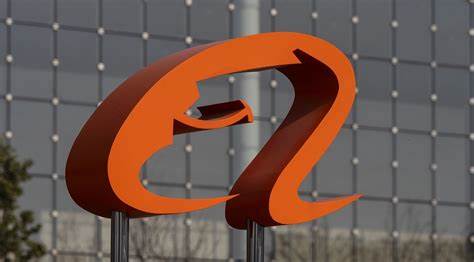 探讨阿里巴巴通过人工智能战略、云计算能力与生态整合,如何改善业绩、提升估值并在中国科技股中脱颖而出,同时分析面临的挑战与未来机遇
