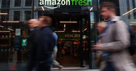 探讨亚马逊在英国食品零售市场的挫折,从关闭实体店铺到调整线上配送策略,深度剖析市场竞争格局和零售行业未来发展方向。
