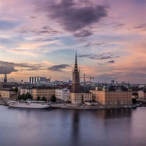 全面解析从斯德哥尔摩阿兰达机场(ARN)前往市中心的多种交通方式,包括快速列车、公共交通、巴士、出租车和私人接送,帮助旅客根据时间、预算和需求选择最合适的方式,高效轻松抵达目的地。
