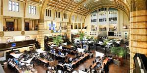 Prosus拟以13亿美元收购Providence持有的法国二手车平台La Centrale,交易将推动Prosus在欧洲分类信息与汽车电商领域的扩张,带来市场整合、技术协同与监管挑战,并可能重塑法国及周边地区的二手车线上交易生态。
