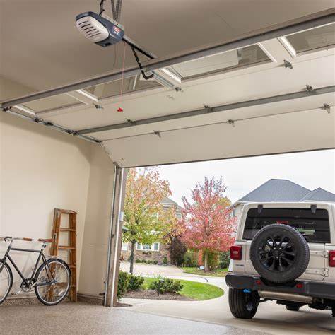 探讨精灵汽车工厂的寓言故事,揭示现代汽车制造中机器人自动化与人类管理的平衡,分析不同管理策略对生产效率和创新的影响,展望汽车工业未来的发展趋势。
