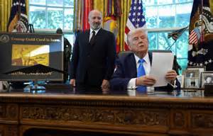 美国总统特朗普签署新行政令,要求技术移民签证申请者缴纳高达10万美元额外费用。此举对全球技术人才流动及美国科技产业生态产生深远影响,同时引发国际社会特别是印度企业界的强烈关注和广泛讨论。本文深入剖析新政策背景、影响及未来趋势。
