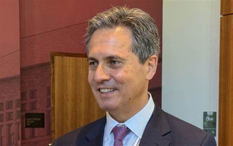 本文深入探讨了美联储新任委员斯蒂芬·米兰与其同事们在货币政策方向上的分歧。米兰主张快速大幅降息以应对经济转型和就业风险,而其同事则强调通胀压力仍在,呼吁保持政策谨慎。文章详细分析了各方观点的背景及未来货币政策可能的走向。
