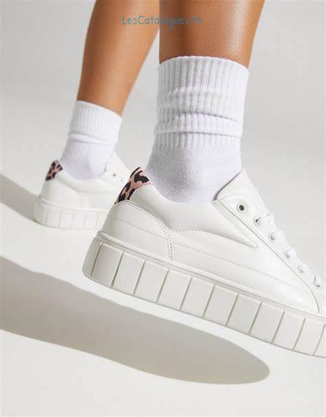 深入探讨2025年九月Bershka女鞋系列在突尼斯市场的最新趋势和丰富款式,介绍多样化鞋款选择及穿搭灵感,助力女性时尚升级,满足不同场合需求。
