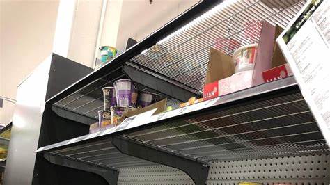 新冠疫情期间的购物热潮导致超市货架上的无麸质食品供应紧张,乳糜泻患者面临严峻挑战。本文深入分析疫情对无麸质食品供应链的影响,探讨患者应对策略及行业未来发展方向。

