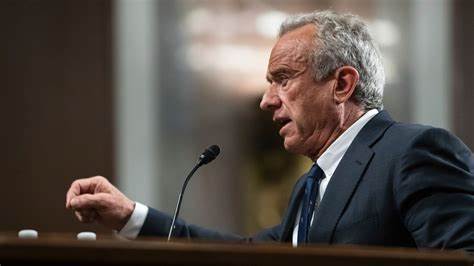分析RFK Jr. 任职美国卫生与公共服务部长后,推行的儿童疫苗政策调整对公共卫生的影响,探讨麻疹等传染病爆发与疫苗接种率下降的关联,并评估其政策决策的科学依据与潜在风险。

