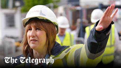 随着新一轮商业物业税改革临近,B&Q母公司Kingfisher首席执行官对英国财政大臣瑞芙斯提出严正警告,指出税改方案将严重影响高街实体店的竞争力,可能加剧实体零售行业的困境。文章深入剖析改革背景、市场反应与未来前景,揭示线上线下零售业态的税收差异及其隐忧。
