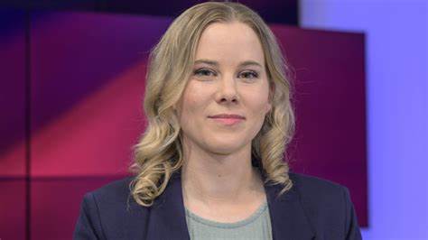 本文深入探讨德国北德广播公司NDR决定停止由Julia Ruhs主持的杂志节目《Klar》的背景与影响,剖析该决定背后隐含的媒体策略变动,以及这一事件对公众舆论和媒体生态的潜在影响。
