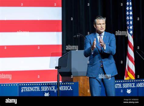 对战争部部长彼得·赫格塞斯特在海军陆战队量蒂科基地发表的完整讲话进行系统梳理与深度解读,剖析其关于技术主导、国防工业基础、盟友关系与军队现代化的核心主张及对未来国防政策的潜在影响。
