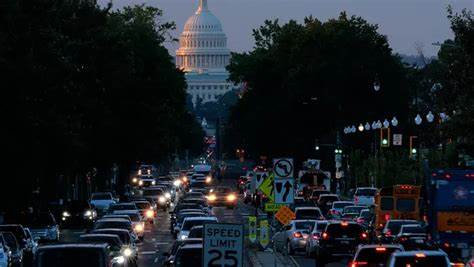 探讨美国政府停摆对Wealthfront拟上市计划造成的直接与间接影响,解析SEC在停摆期间的运作限制、IPO流程受阻的具体环节,以及对投资者情绪和金融科技板块的潜在波动,提供企业与投资者可参考的应对方向和风险评估。
