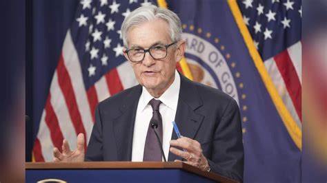 随着经济的不确定性增加,美联储主席鲍威尔强调了当前经济环境中的复杂局势,指出就业增长疲软与通胀压力依然成为政策制定的双重挑战,市场需谨慎应对未来利率走向和经济表现。
