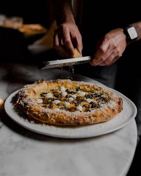 探索马德里那些以匠心制作传统意大利披萨而闻名的餐厅,了解他们的特色风味和地道烹制工艺,领略真正的意式美味艺术。无论你偏爱薄底还是厚底,这些餐厅都能带来独特且丰富的披萨体验。
