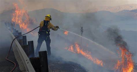 随着气候变化加剧,美国面临着日益严重的野火烟雾威胁,未来几十年该现象可能成为影响公众健康的主要因素。本文深入探讨了野火烟雾对健康的影响、未来趋势及应对策略,帮助读者全面了解这一气候危机背后的复杂问题。

