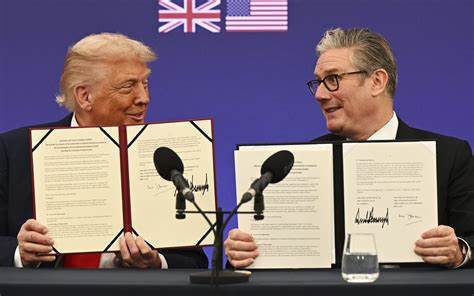 探讨特朗普与英国签署的科技投资协议背后隐藏的经济主权问题,剖析美国对英国科技基础设施的掌控如何影响英国服务业收入分配及创新生态,评估英国未来在全球科技竞争中的定位和应对策略。
