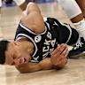 米兰基奇在NBA东部决赛第四场比赛中意外受伤,导致左膝关节过度伸展。本文深入分析其伤情、可能的影响以及对米尔沃基雄鹿队的战略意义,为球迷和篮球爱好者提供专业解读。

