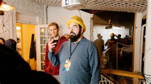 伊利泽·尤德科斯基是人工智能安全领域的先驱之一,他警告人类可能面临的AI灾难风险,并呼吁全球紧急采取行动以防止超级智能AI带来的生存危机。他的观点虽极端,却在科技界引发广泛关注与讨论。本文深入解析尤德科斯基的理念与主张,探讨其对AI未来发展的影响和现实意义。
