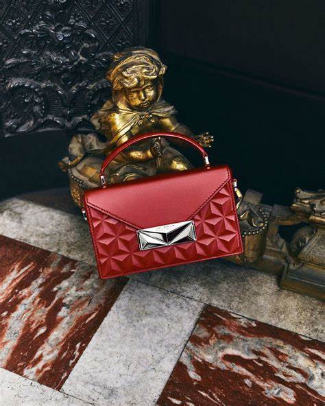 深入解析S.T. Dupont皮具的历史渊源、工艺特色、代表系列与选购保养要点,帮助读者理解品牌价值、辨别真伪并做出理性购置决策
