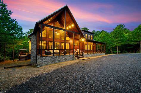 深入了解Broken Bow地区Tin Star & Co.提供的豪华小屋出租服务,揭示独特的住宿体验、卓越的物业管理与定制建造解决方案,助您规划难忘的户外度假之旅。
