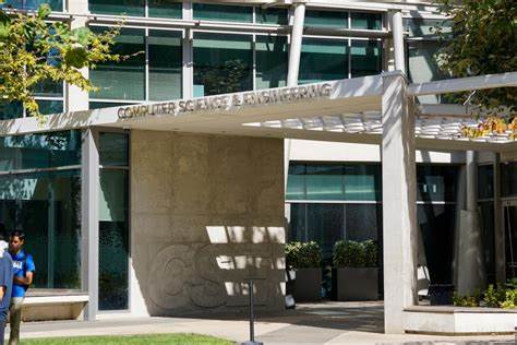 加州大学伯克利分校应联邦调查要求,向政府部门提供了约160名学生和教职员工的个人信息,此举在校园乃至社会引发激烈讨论,关注点主要集中在隐私权保护、反犹太主义指控调查以及学术自由的潜在影响。
