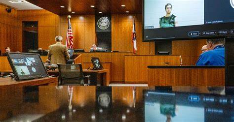 通过对嫌疑人与其伴侣的短信内容分析,探讨查理·柯克枪击案背后的动机,深度剖析事件前因后果及其对社会政治环境的影响。
