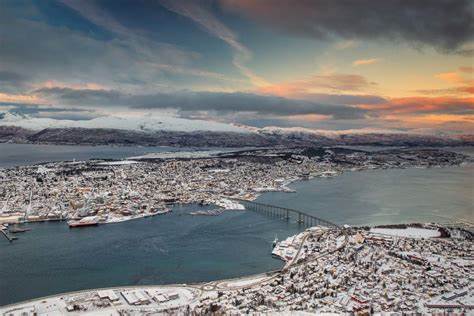 挪威北部的索马尔岛和特罗姆瑟,被誉为观赏北极光的绝佳地点。本文深入介绍了这片神奇土地的自然风光、文化风情和旅行实用建议,帮助旅行者规划一场难忘的北极光之旅。
